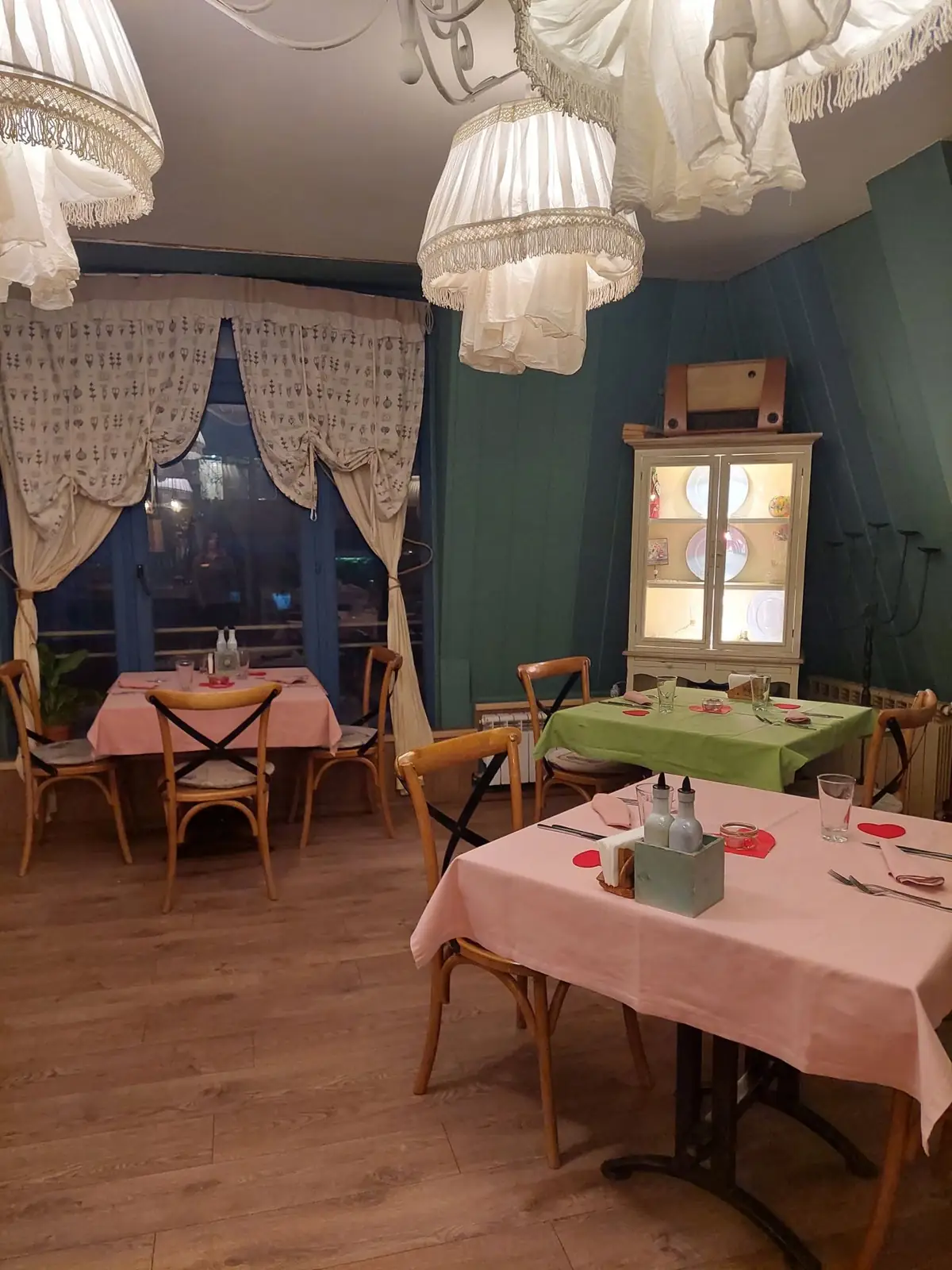 Зеленият салон на Bistro Happy House — ресничести полилеи и пастелни покривки
