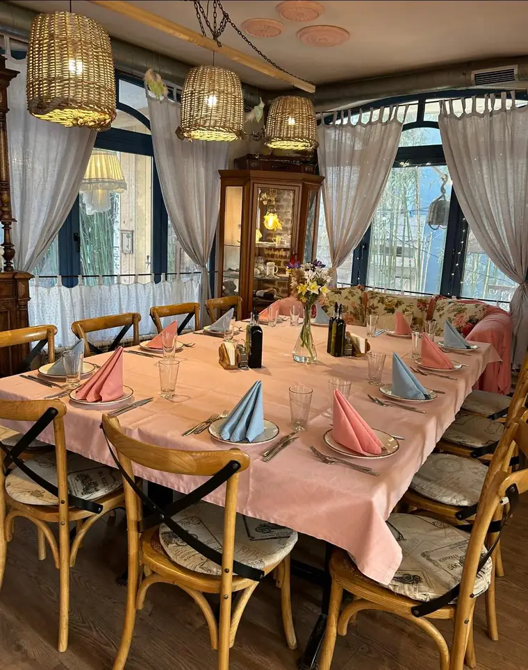 Дългата семейна маса на Bistro Happy House във Варна